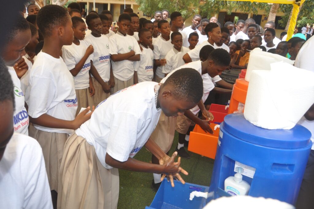 Zoomlion Foundation teaching kids how to wash hands